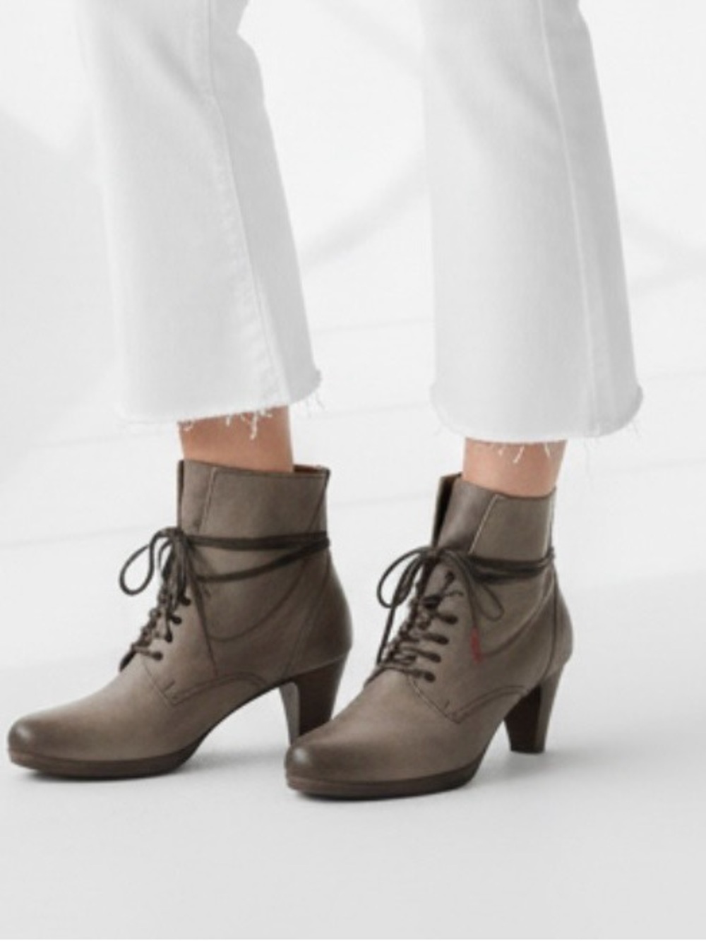 Tamari’s-👢Elegant Gray Leather Ankle Boots
